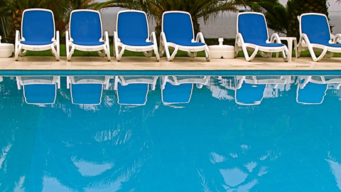 Why Every Pool Needs a “No Glass in Pool Area” Sign?